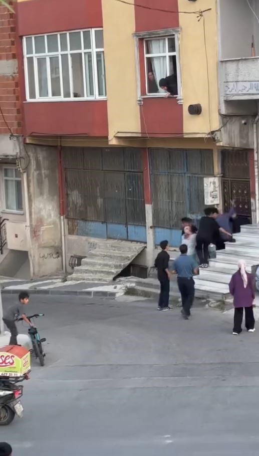 Arnavutköy’de sopalarla binaya saldırdılar: O anlar kamerada