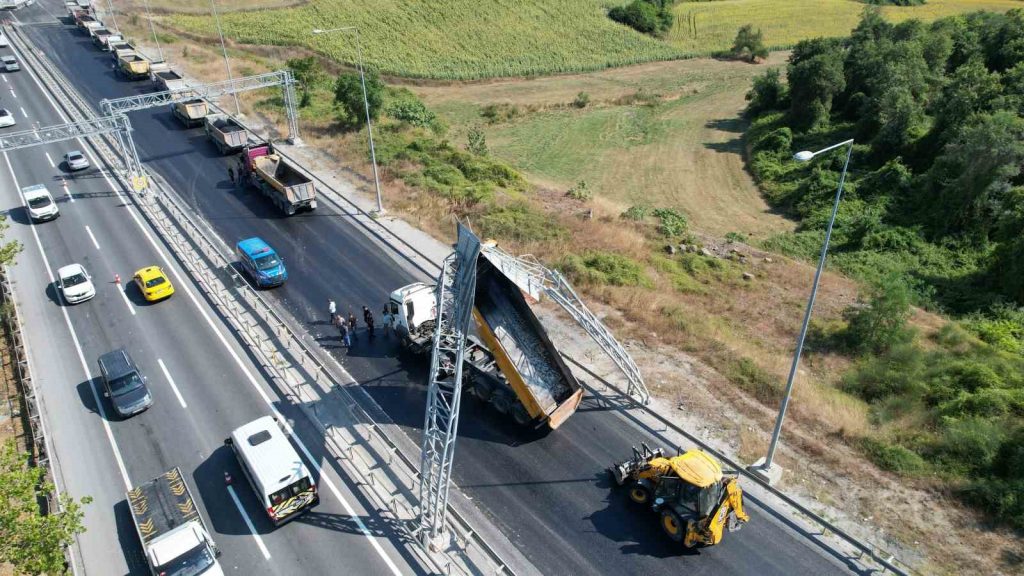 Kamyonun açık unutulan damperi yön levhasına çarptı
