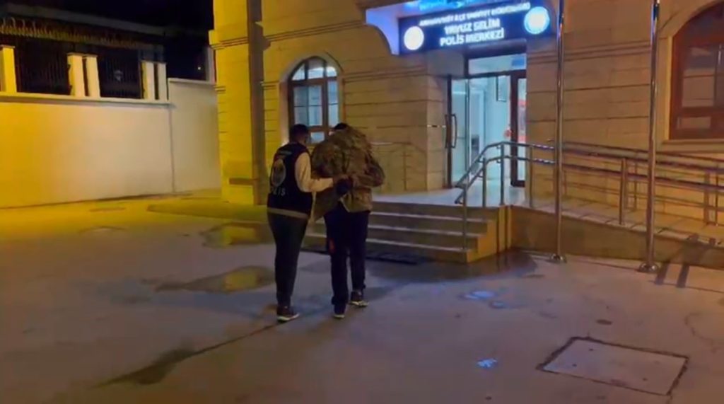 Arnavutköy’de durakta genç kıza sözlü taciz kamerada: Şüpheli yakalandı