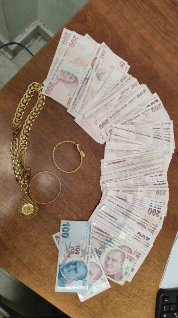 Arnavutköy’de evden 750 bin liralık altın çalan 2 çocuk yakalandı