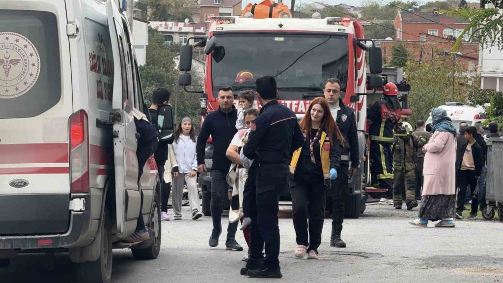 Arnavutköy’de faciadan dönüldü: İtfaiye ekipleri alevlerin arasından 2 çocuğu kurtardı