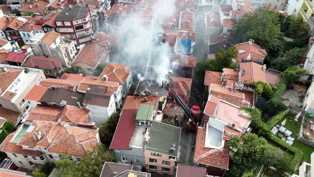 Beşiktaş’ta alevlere teslim olan 4 katlı ahşap bina çöktü: Yangın yan binaya sıçradı