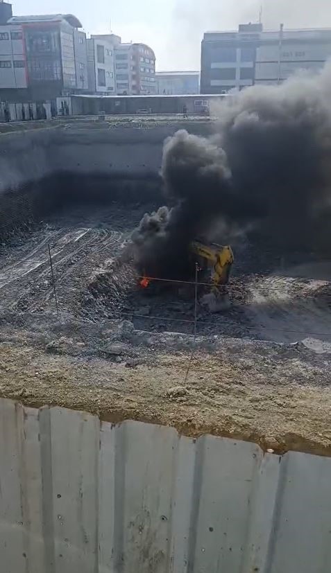 Arnavutköy’de iş makinesi alev alev yandı