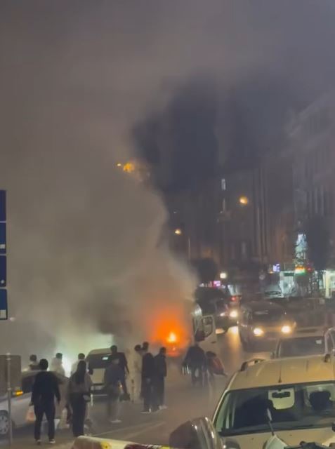 Arnavutköy’de seyir halindeki servis aracı alev alev yandı