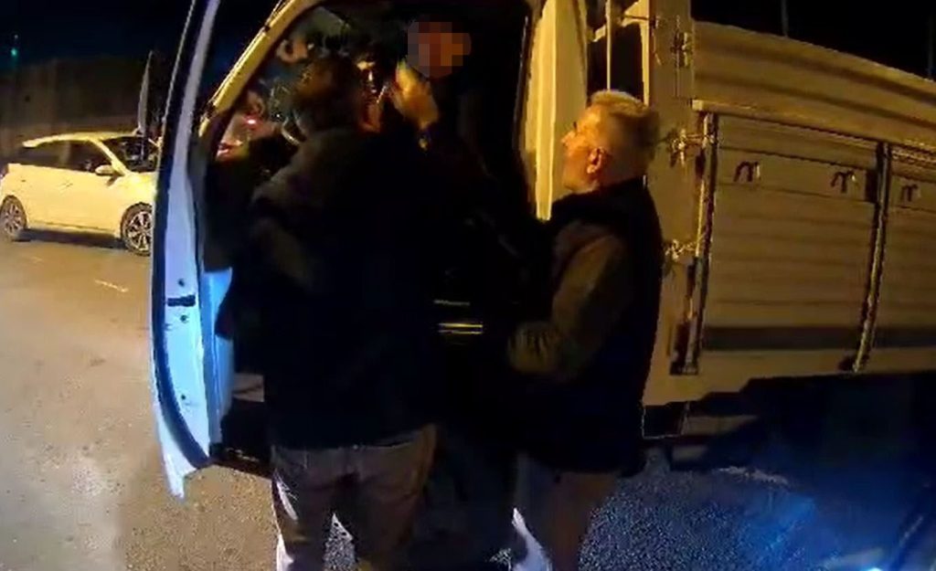 Arnavutköy’de trafikte sinir krizi: “Canım sıkkın” deyip motosiklet sürücüsüne saldırdı