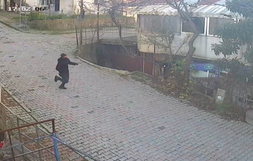 Arnavutköy’de film sahnelerini aratmayan gasp: Kaçan şüpheli “Ayağına sıkarım” diye tehdit etti