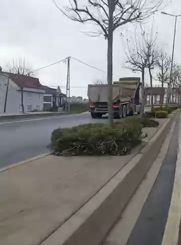 Arnavutköy’de hafriyat kamyonu ters yöne girerek süratle ilerledi