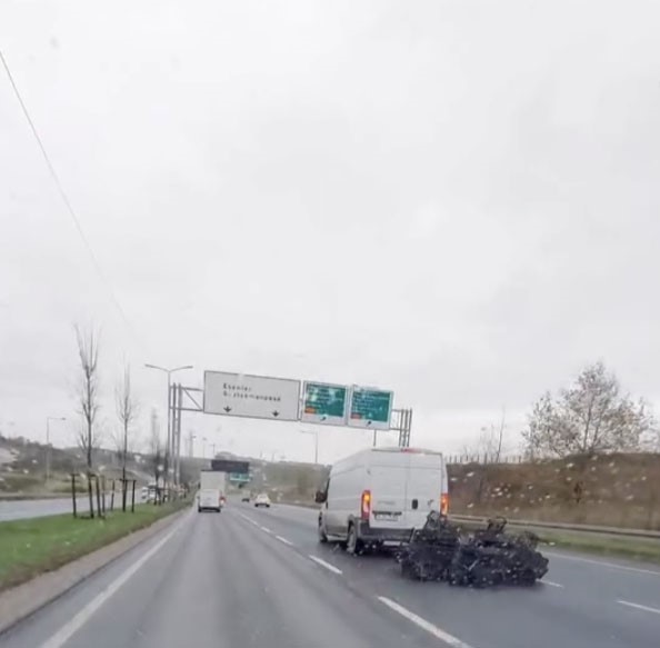Sultangazi’de bu kadarına da “pes” dedirten görüntü: Aracın arkasına bağladığı onlarca kasayla böyle yol aldı