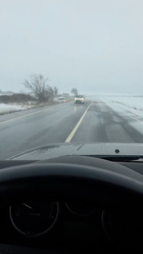 Arnavutköy’de kontrolden çıkan araç çayırlık alana uçtu: Kaza anı kamerada