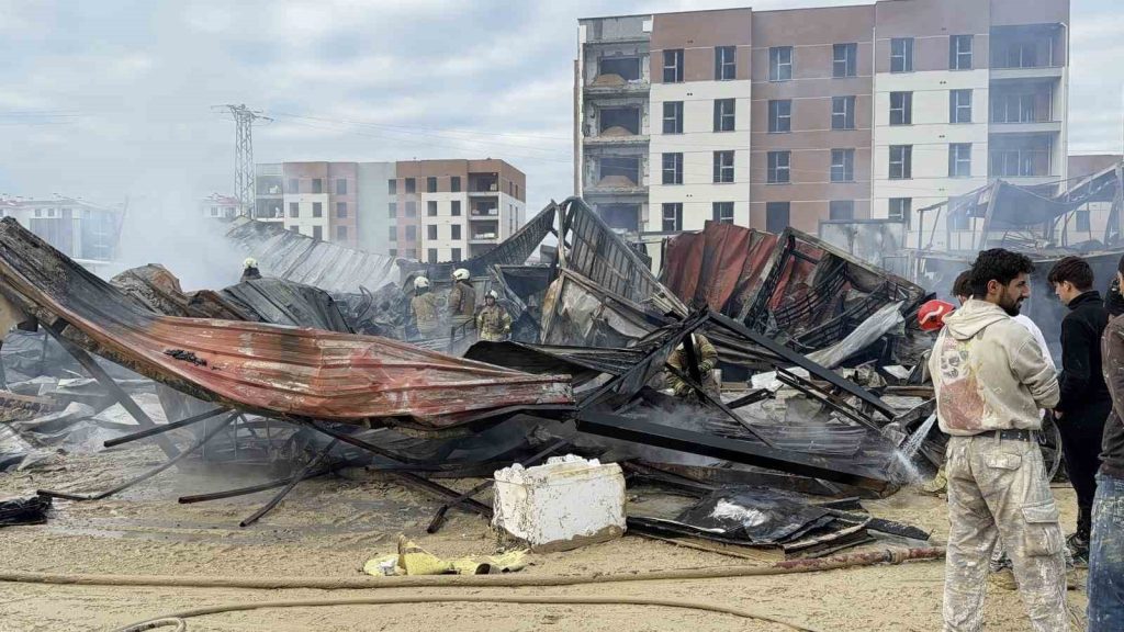 Arnavutköy’de şantiye konteynerlarında yangın: İşçiler son anda kurtuldu