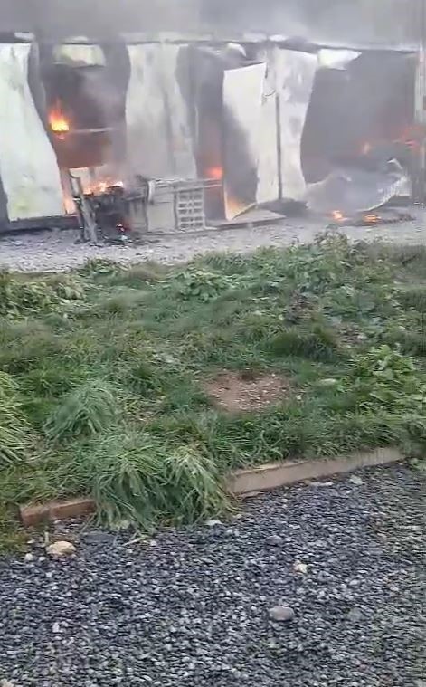 Arnavutköy’de şantiyede yangın paniği: Konteynerler alev alev yandı