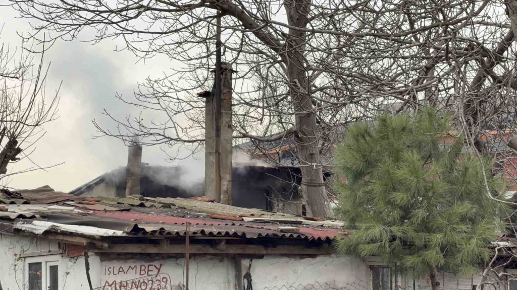 Arnavutköy’de yaşlı adamın yaşadığı gecekondu alev alev yandı