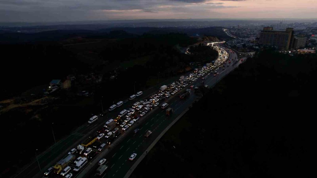 Başakşehir’de zincirleme kaza sonrası oluşan trafik yoğunluğu havadan görüntülendi