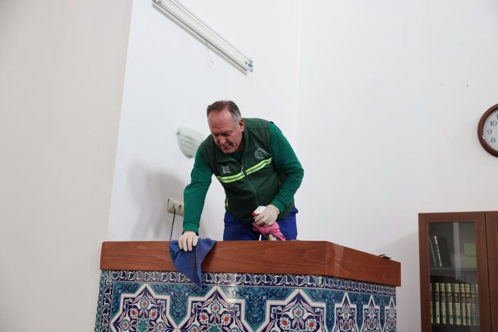 Ramazan ayı öncesi Arnavutköy’de camiler gül suyu ile temizleniyor