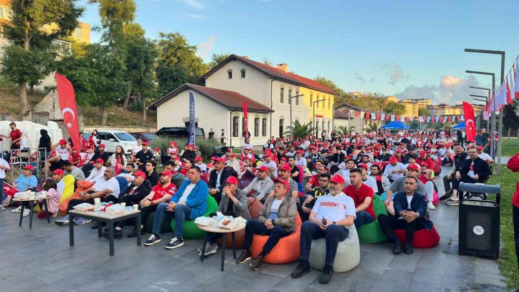 Arnavutköy’de binlerce kişi milli maç heyecanını dev ekranlarda yaşadı