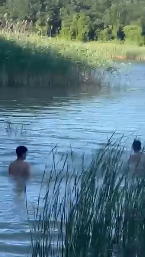 Arnavutköy’de çocukların gölette tehlikeli oyunu kamerada