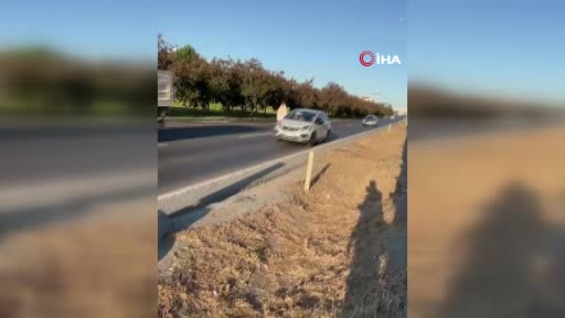 Büyükçekmece’de yola atlayan alkollü olduğu ileri sürülen kadın trafiği birbirine kattı