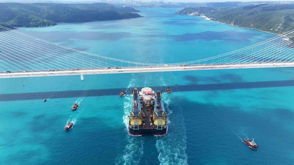 Dev vinç gemisi ’Saipem 7000’ İstanbul Boğazı’ndan geçti
