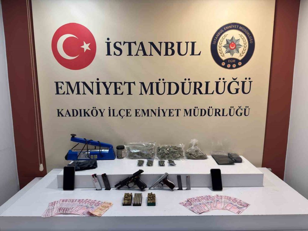 Kadıköy’de “dur” ihtarına uymayan şüphelilerden çok miktarda uyuşturucu madde ve ruhsatsız silah çıktı