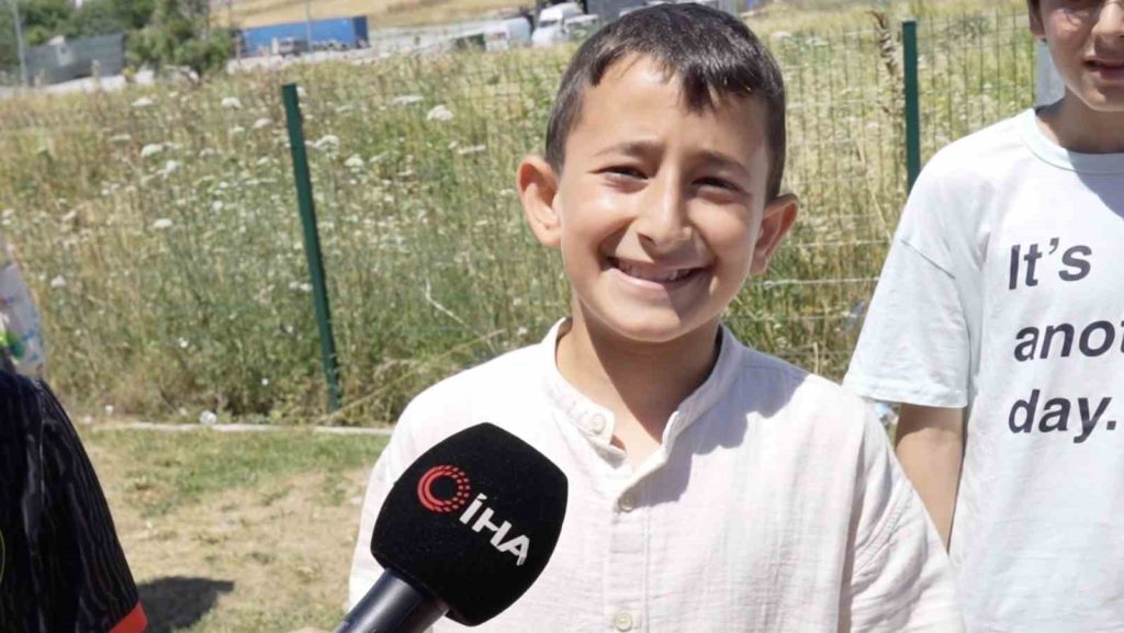 Karne heyecanı muhtarlık önünde hediyeye dönüştü