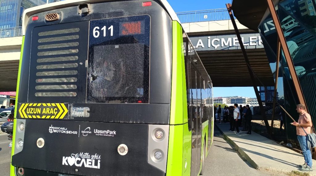 Tuzla’da ani fren yapan yolcu otobüsüne beton pompası çarptı: Cam patladı, yolcular yere savruldu