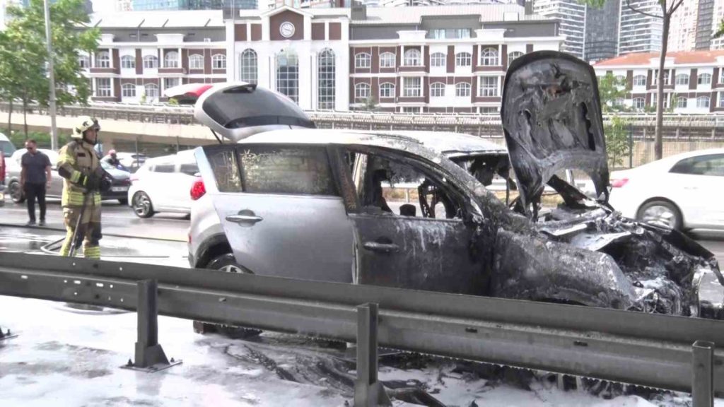Üsküdar’da alev alev yanan SUV kullanılamaz hale geldi