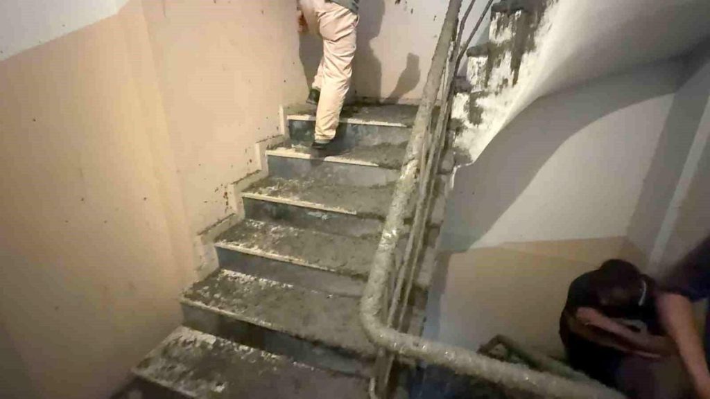 Arnavutköy’de inşaatta beton dökülürken 6 katlı binanın duvarı patladı: Yüzlerce kilo beton bina içerisine doldu