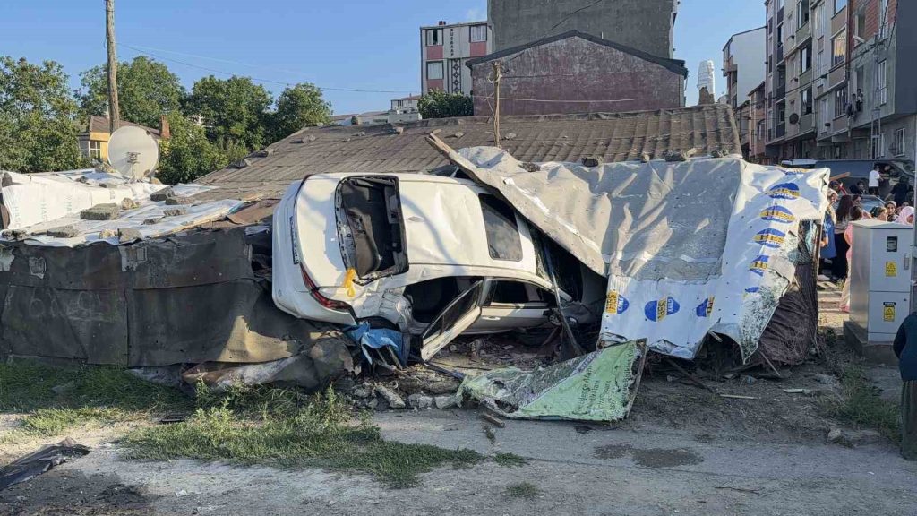 Arnavutköy’de kontrolden çıkan otomobil eve daldı: 5 yaralı