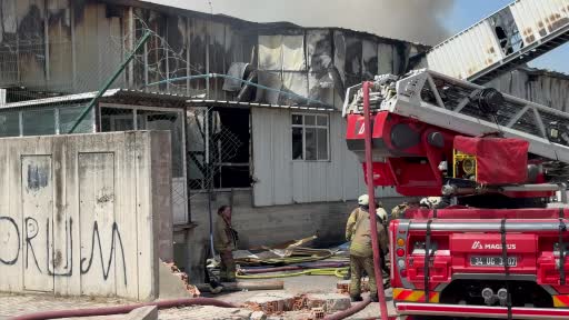 Arnavutköy’de sünger fabrikasında çıkan yangın 3 saatte kontrol altına alındı