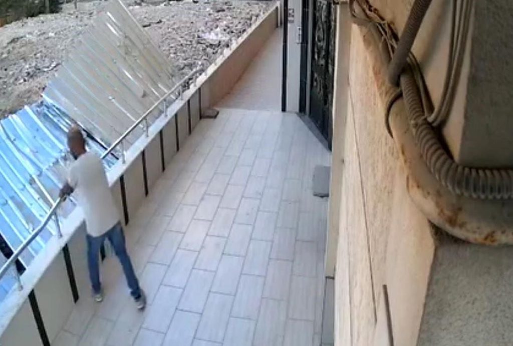 Avcılar’da bahçedeki tırabzanlarını söküp çalan hırsızlar kamerada