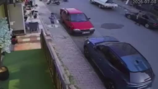 Fren yerine gaza bastı, bebek arabası ve kaldırımdaki vatandaşa çarptı