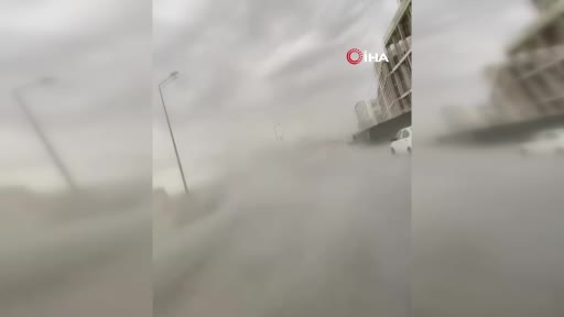 İstanbul’da fırtına etkili oldu, ağaçlar devrildi