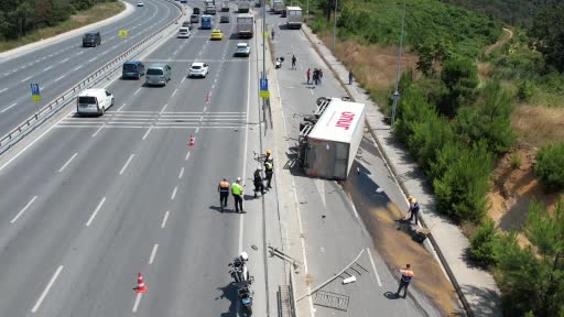 Kontrolden çıkan market kamyonu çevre yolundan yan yola devrildi