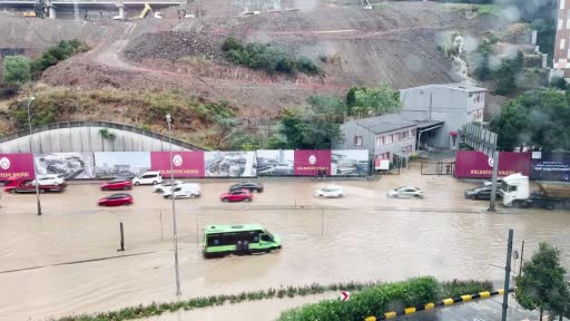 Sarıyer’de su borusu patladı, cadde sular altında kaldı