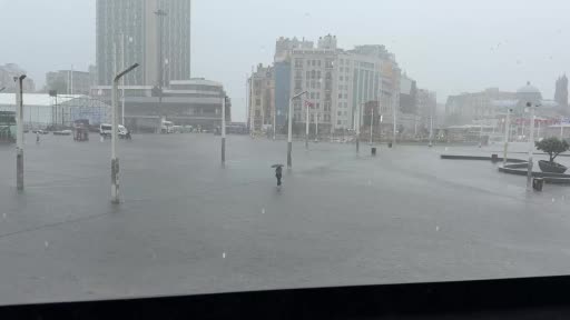 Taksim’de sağanak yağış etkili oldu