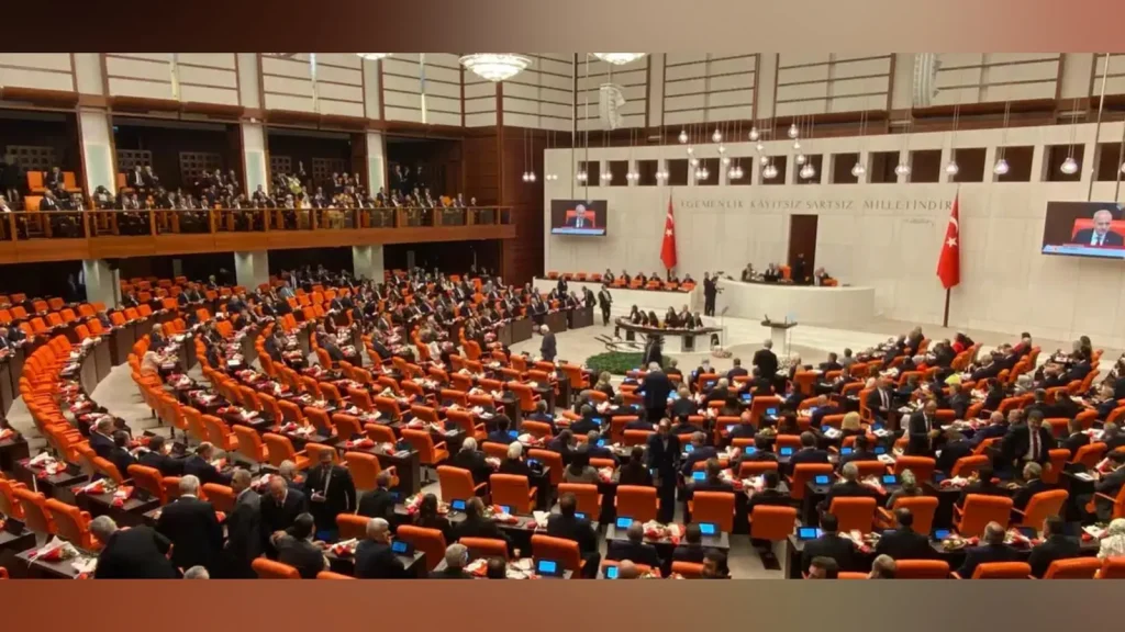 TBMM’de ‘KKTC’ ve ‘Mavi Vatan’ tartışması: “Saraycıklarla değil diplomasiyle koruyun” eleştirisine AKP’den “Tütün fabrikasında mı Meclis olmalı?” yanıtı