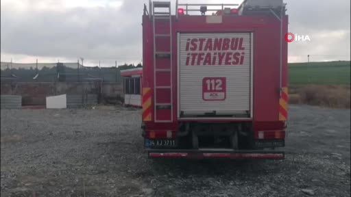Toprağa saplanan iki büyükbaş hayvanı itfaiye kurtardı