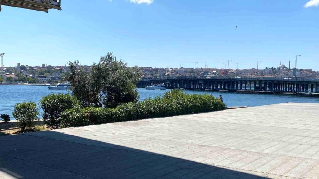 Tur teknesi köprünün ayağına çarptı, dengesini kaybeden personel suya düştü