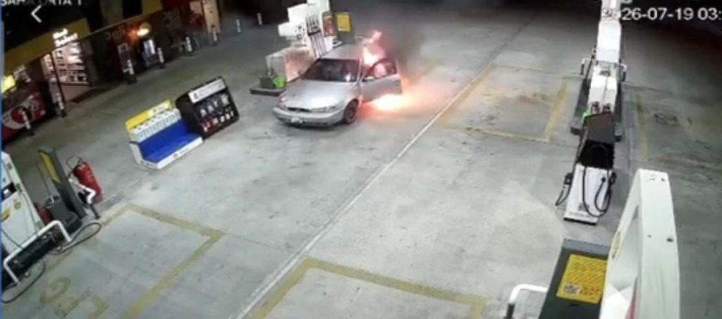 Yakıt almaya geldi, aracı alev topuna döndü