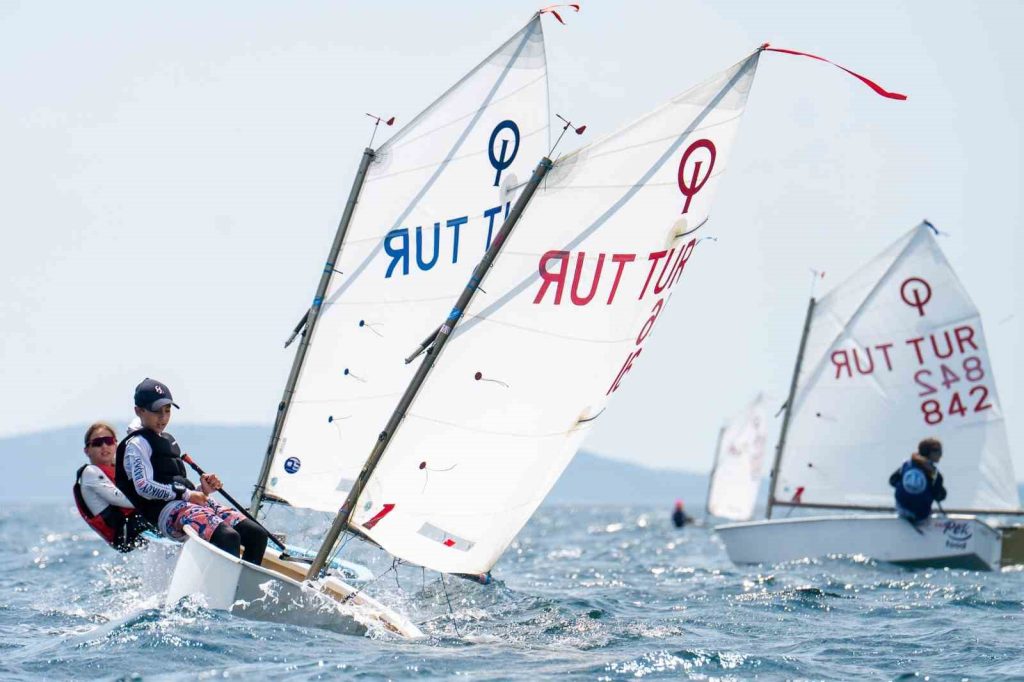 14. Tayk-Eker Olympos Regatta’da genç yelkenciler rüzgarla mücadele ediyor