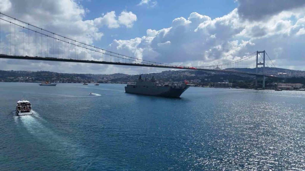 30 Ağustos’ta Deniz Kuvvetleri gemileri İstanbul Boğazı’ndan geçiş yaptı
