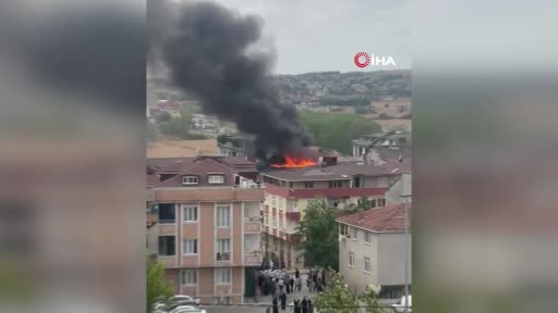 Arnavutköy Haraççı Mahallesi’nde bir binanın çatısında yangın çıktı