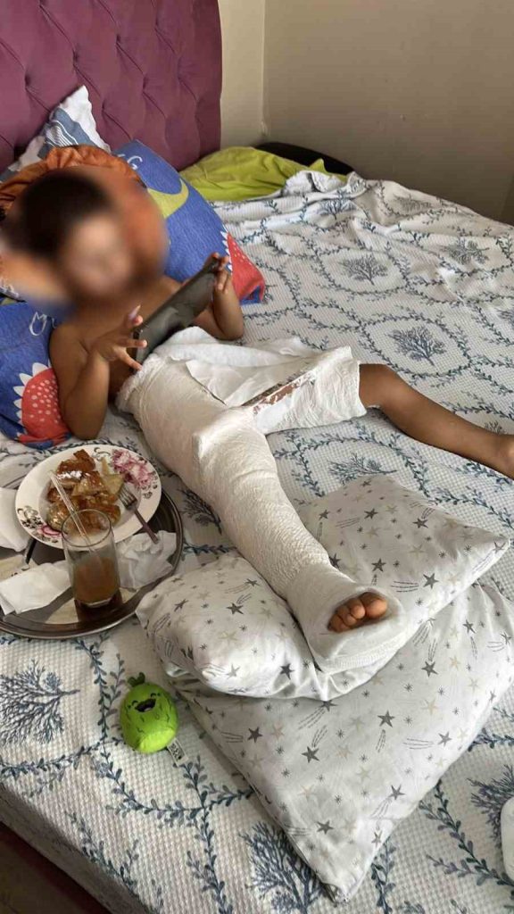 Arnavutköy’de 4 yaşındaki çocuğun üzerine kale direği devrildi
