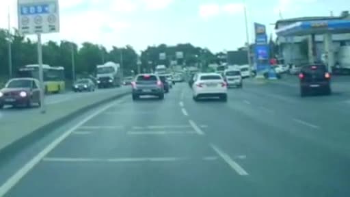 Arnavutköy’de araçların arasından ilerleyen motosiklet kaza yaptı