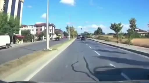 Arnavutköy’de maddi hasarlı kazalar araç kameralarına yansıdı