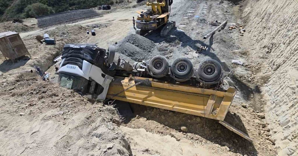 Arnavutköy’de şantiye alanında hafriyat kamyonu devrildi: Sürücü yaralandı