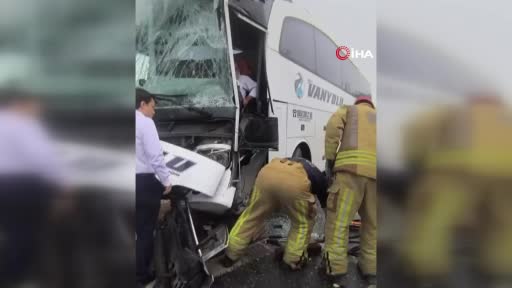 Arnavutköy’de yolcu otobüsü kazaya karıştı