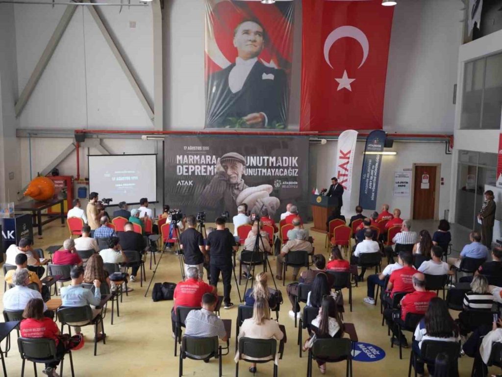 Ataşehir’de 17 Ağustos deprem şehitleri anıldı: “Deprem değil, hazırlıksızlık felaket getirir”