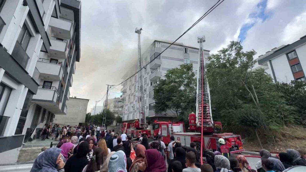 Avcılar’da bitişik 2 binada korkutan çatı yangını
