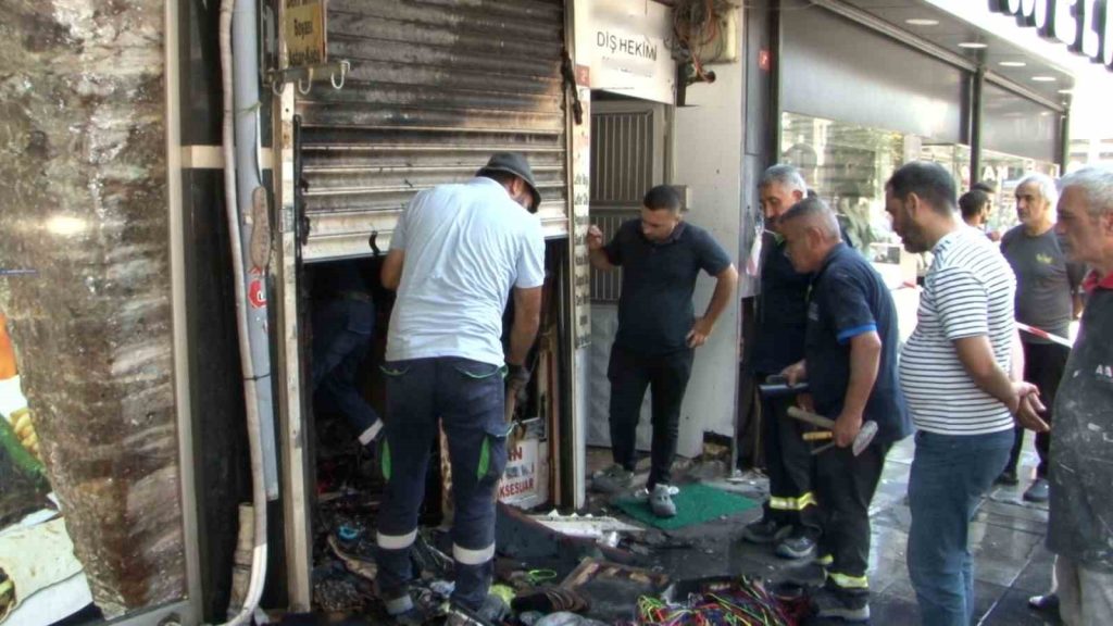 Ayakkabıcı dükkanında çıkan yangında binada mahsur kalanlar çatıya sığındı